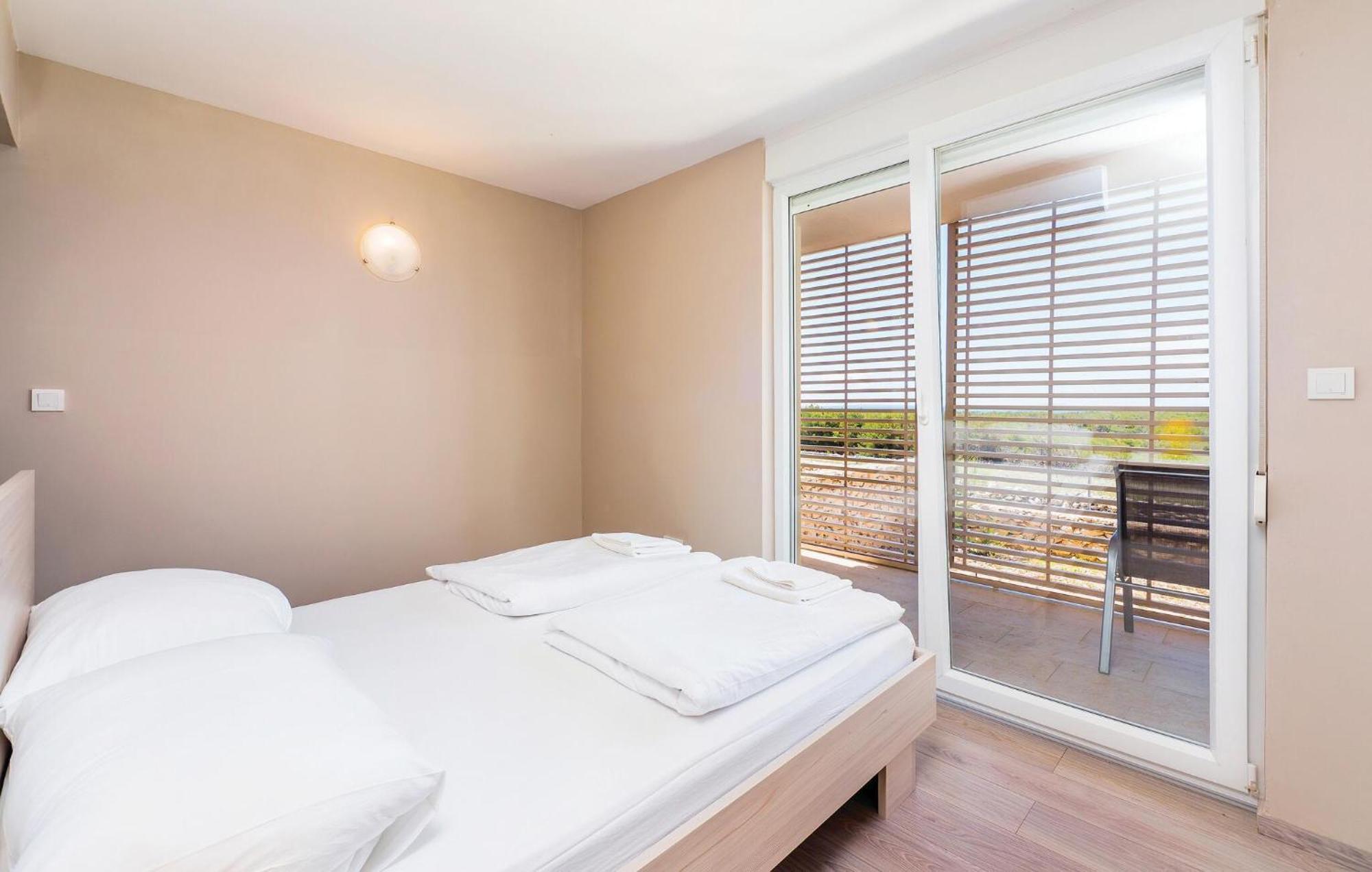 Pet Friendly Apartment In Povljana With Kitchen Kültér fotó