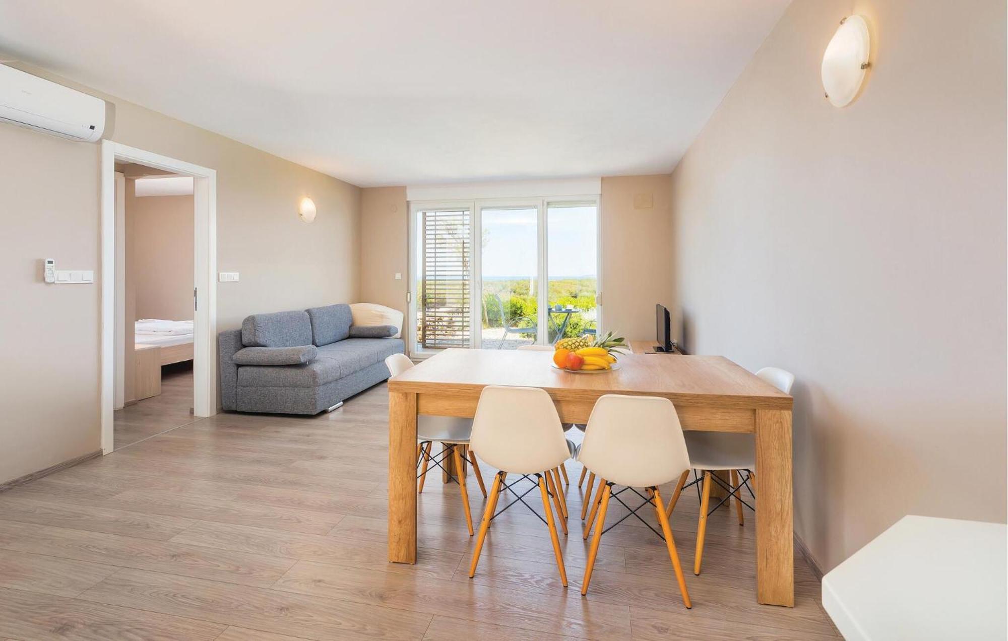 Pet Friendly Apartment In Povljana With Kitchen Kültér fotó