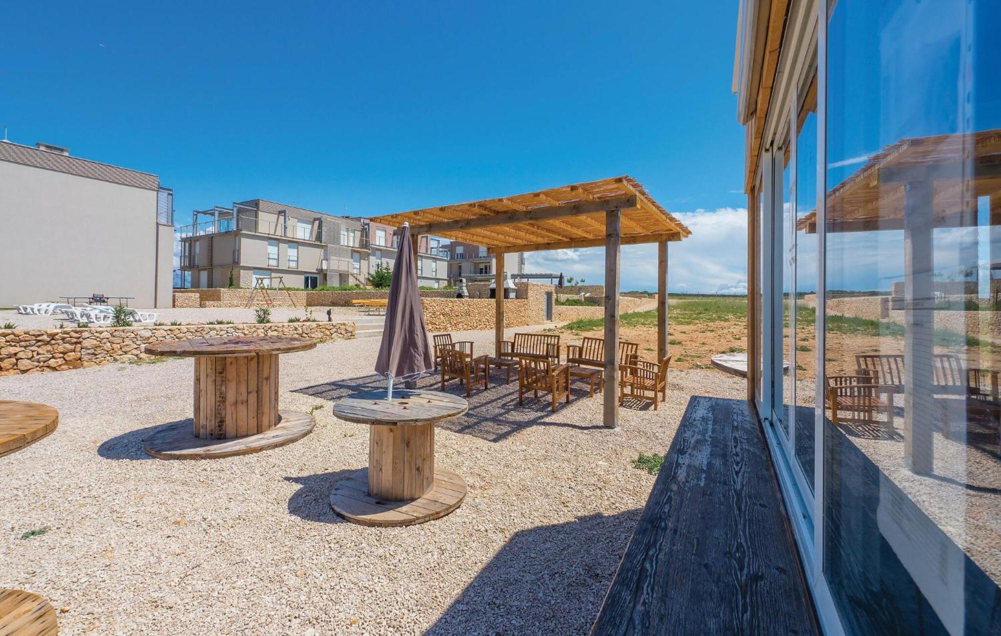Pet Friendly Apartment In Povljana With Kitchen Kültér fotó